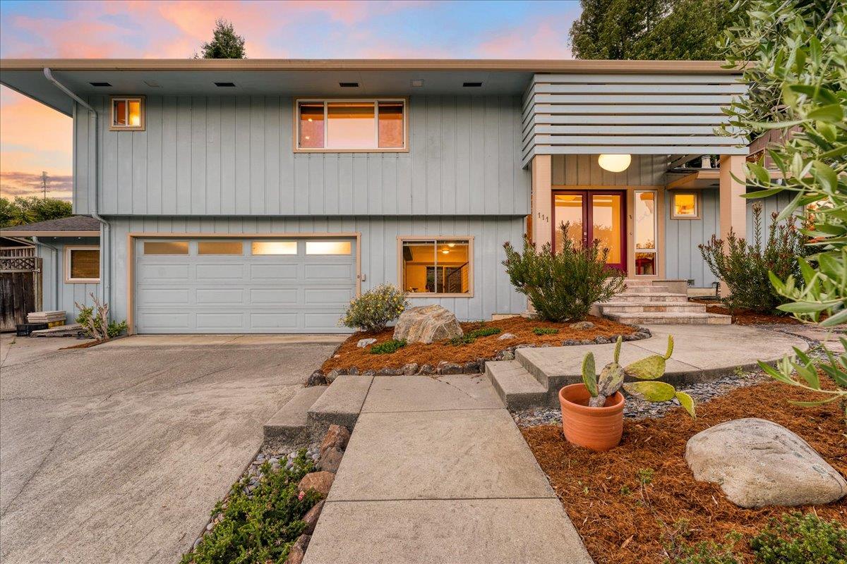 Detail Gallery Image 2 of 58 For 111 Esmeralda Dr, Santa Cruz,  CA 95060 - 4 Beds | 2/1 Baths