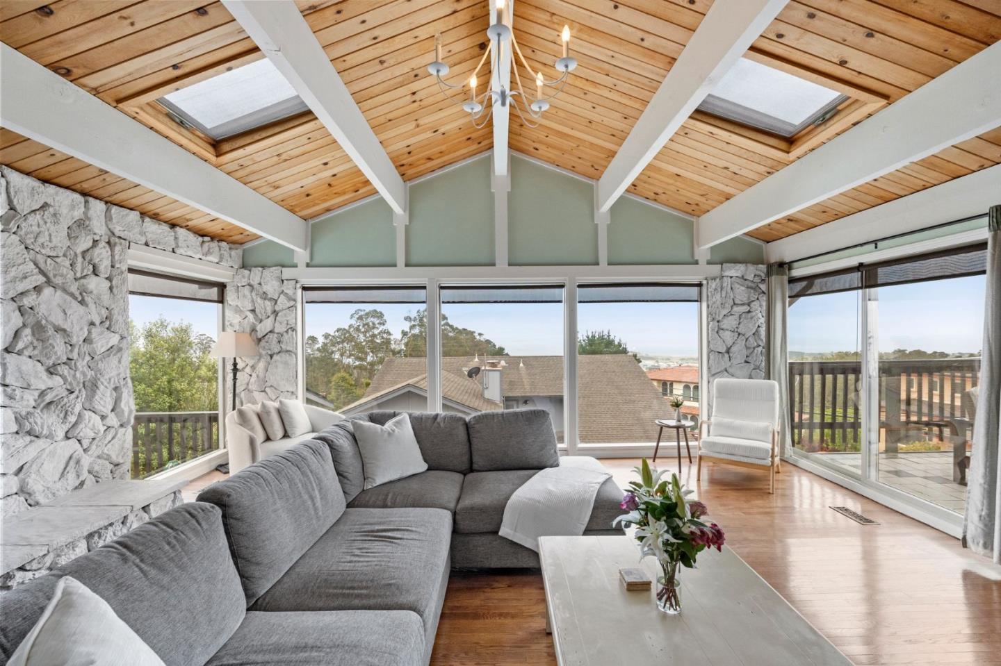 Detail Gallery Image 11 of 61 For 702 El Granada Blvd, El Granada,  CA 94019 - 4 Beds | 2/1 Baths