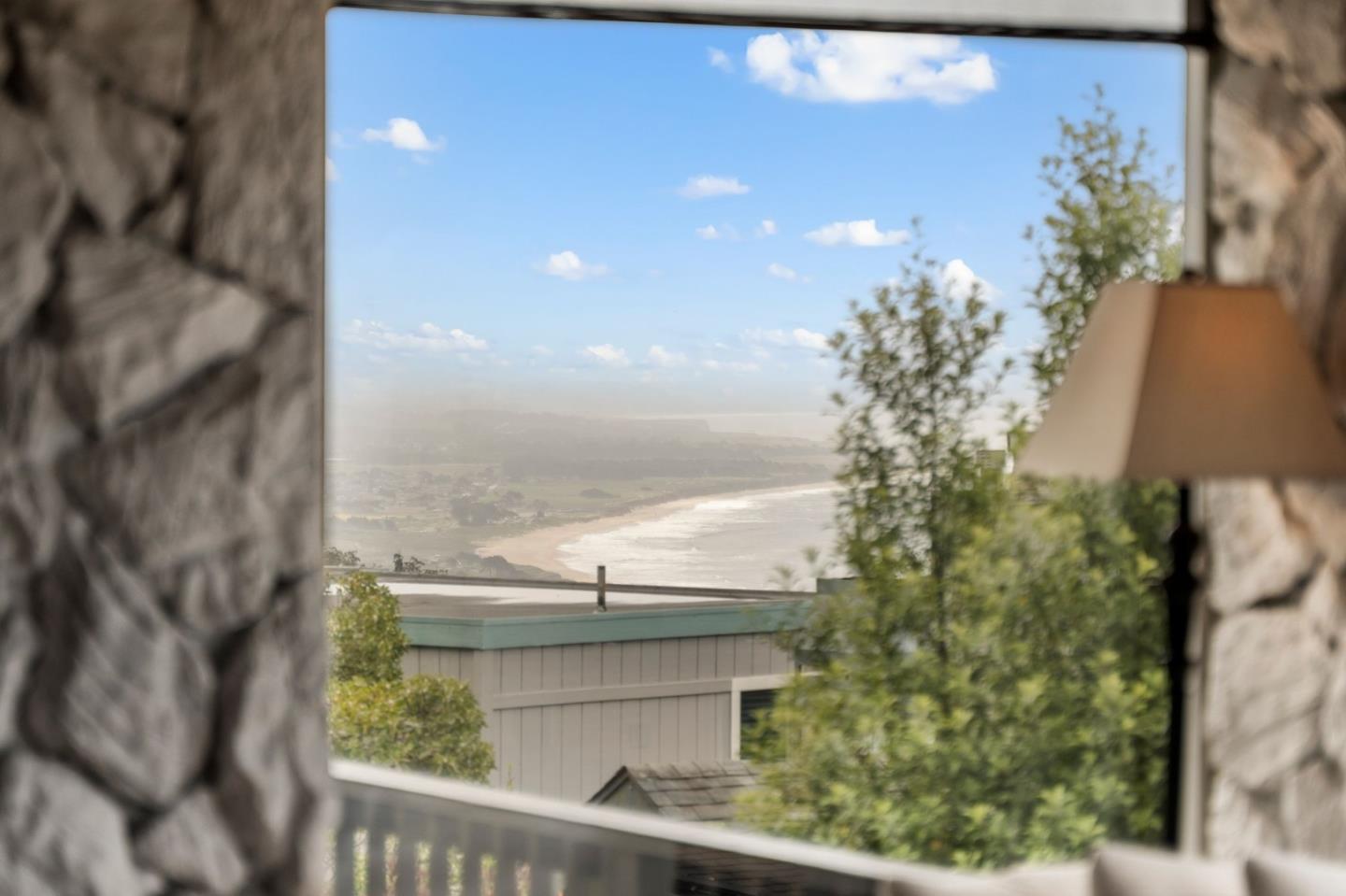 Detail Gallery Image 12 of 61 For 702 El Granada Blvd, El Granada,  CA 94019 - 4 Beds | 2/1 Baths