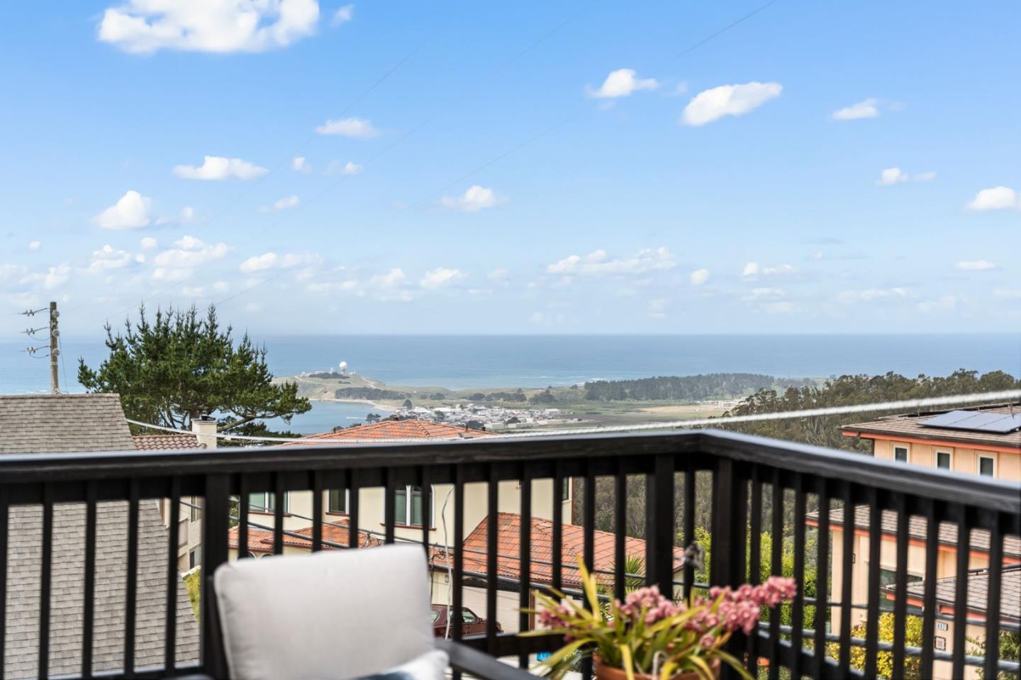 Detail Gallery Image 4 of 61 For 702 El Granada Blvd, El Granada,  CA 94019 - 4 Beds | 2/1 Baths