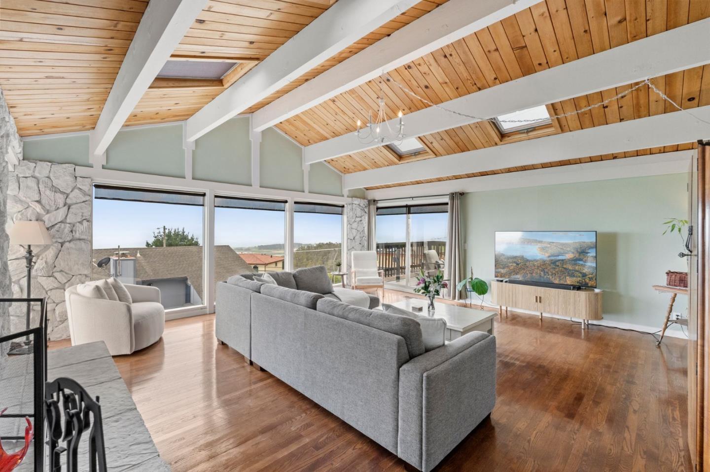 Detail Gallery Image 8 of 61 For 702 El Granada Blvd, El Granada,  CA 94019 - 4 Beds | 2/1 Baths