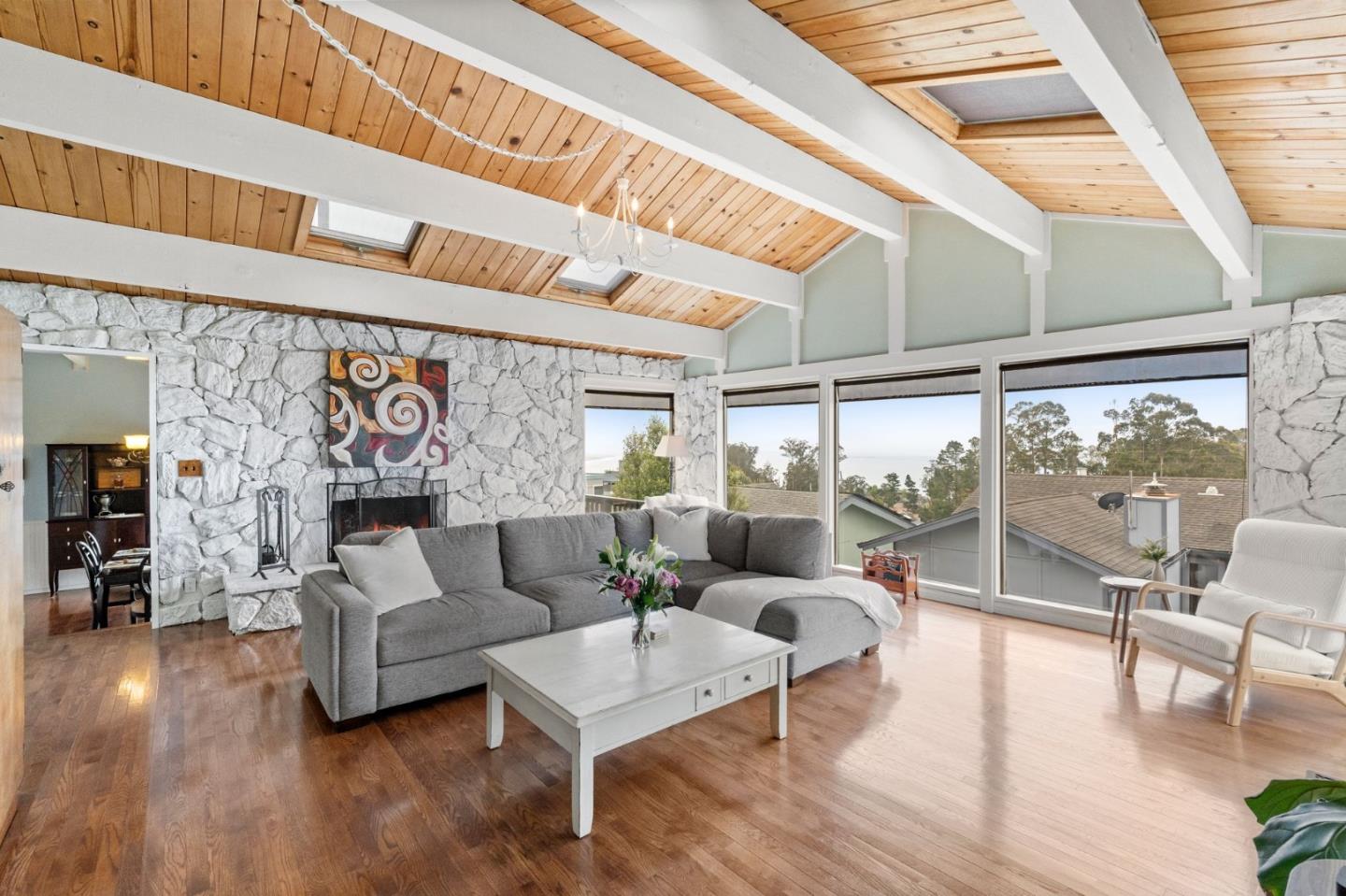 Detail Gallery Image 9 of 61 For 702 El Granada Blvd, El Granada,  CA 94019 - 4 Beds | 2/1 Baths