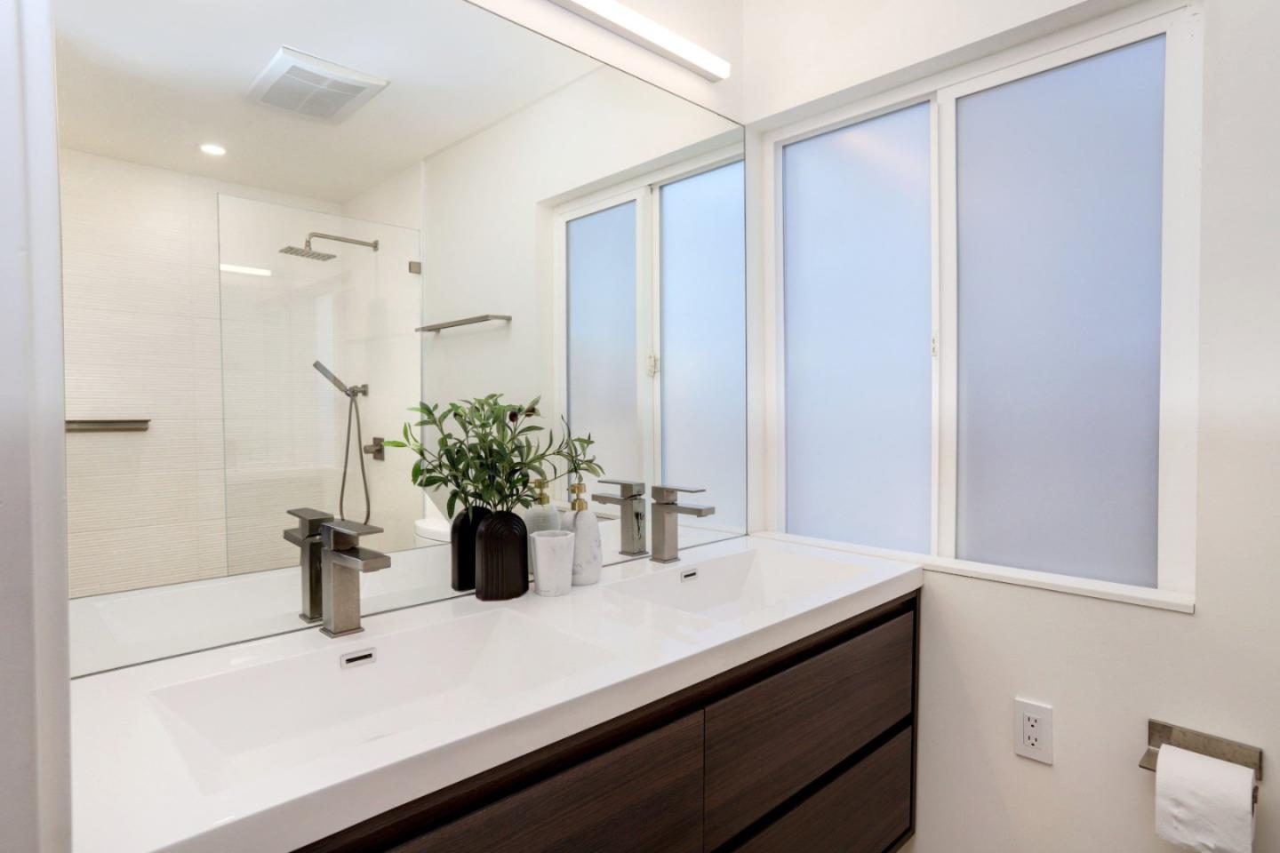 Detail Gallery Image 11 of 15 For 20155 Leroy Dr, Castro Valley,  CA 94546 - 3 Beds | 2 Baths