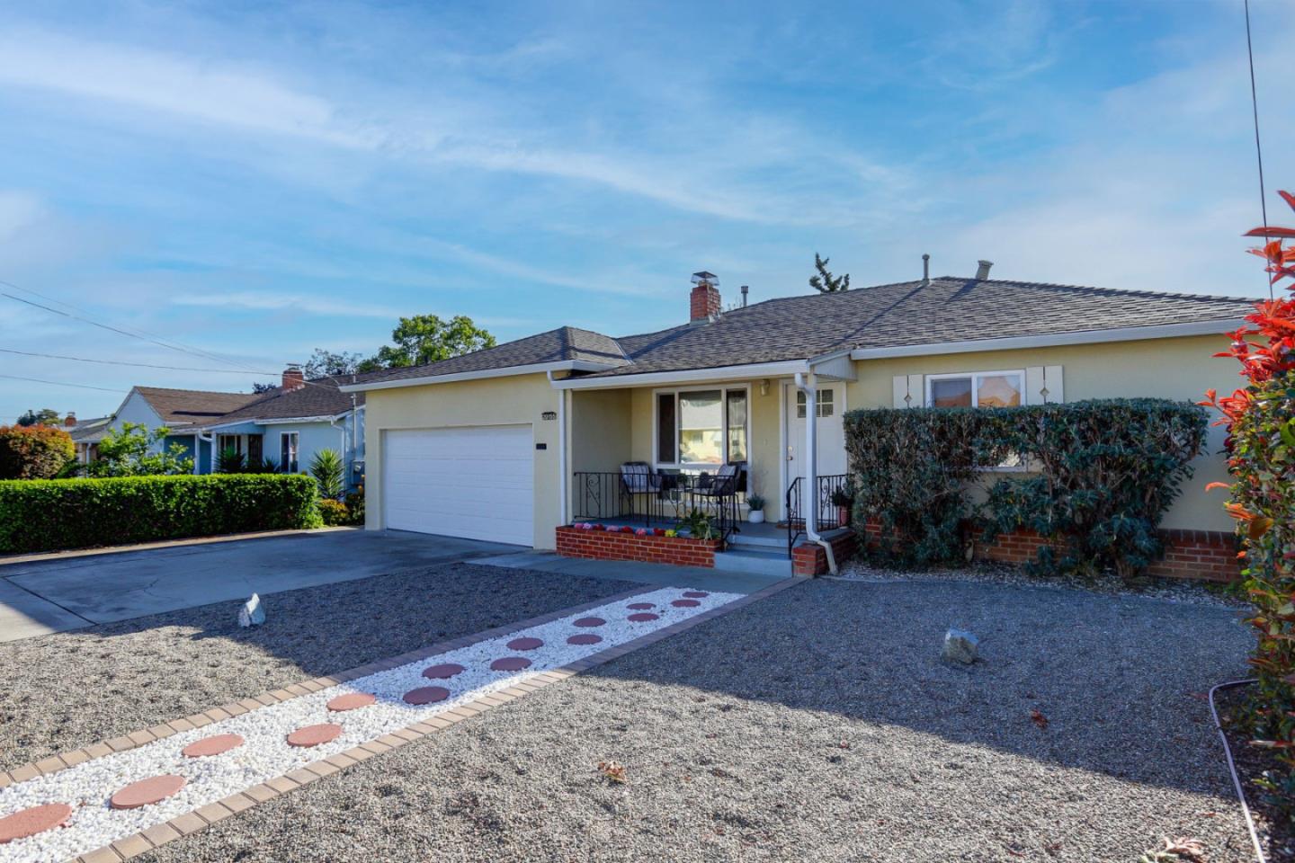 Detail Gallery Image 2 of 15 For 20155 Leroy Dr, Castro Valley,  CA 94546 - 3 Beds | 2 Baths