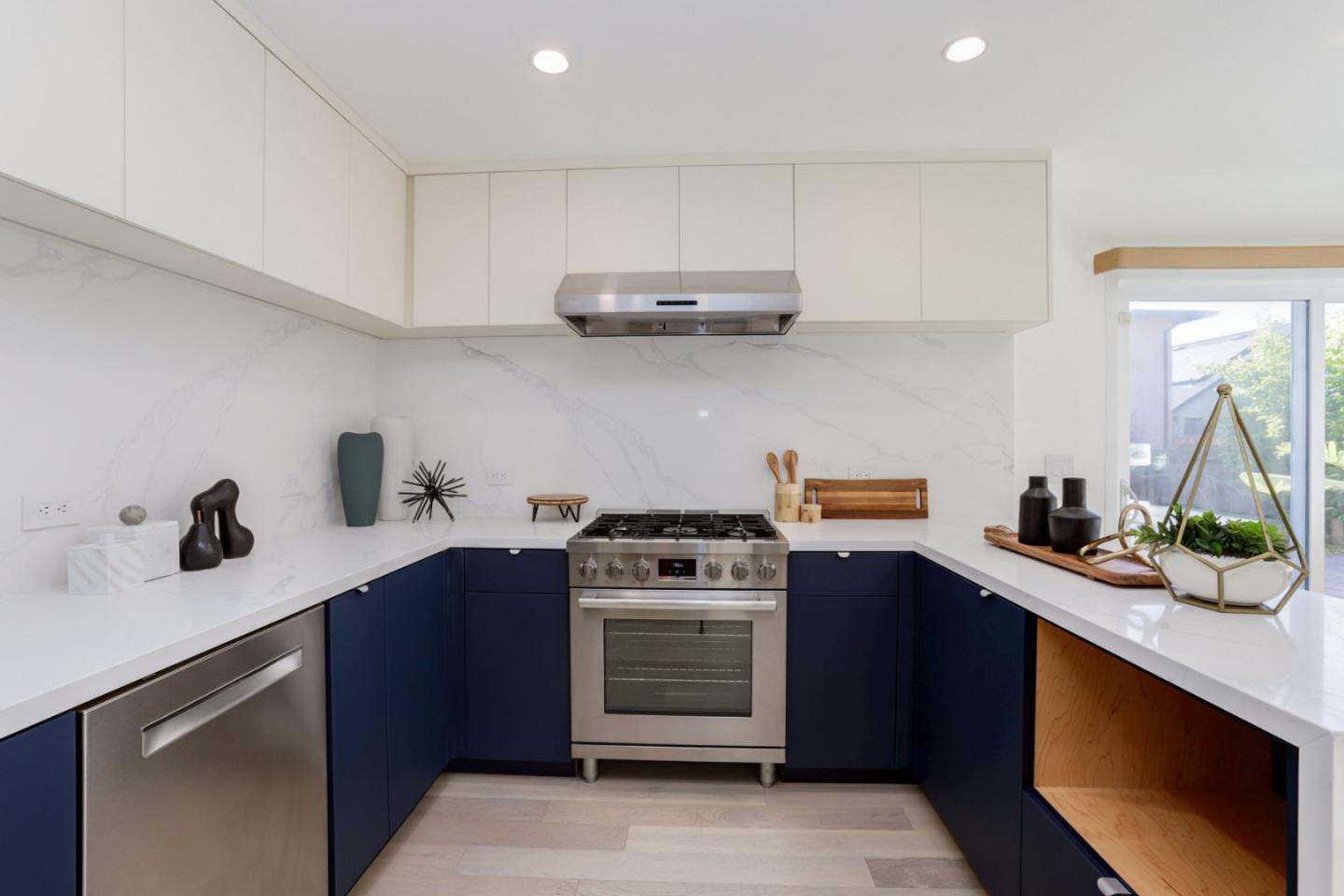 Detail Gallery Image 5 of 15 For 20155 Leroy Dr, Castro Valley,  CA 94546 - 3 Beds | 2 Baths