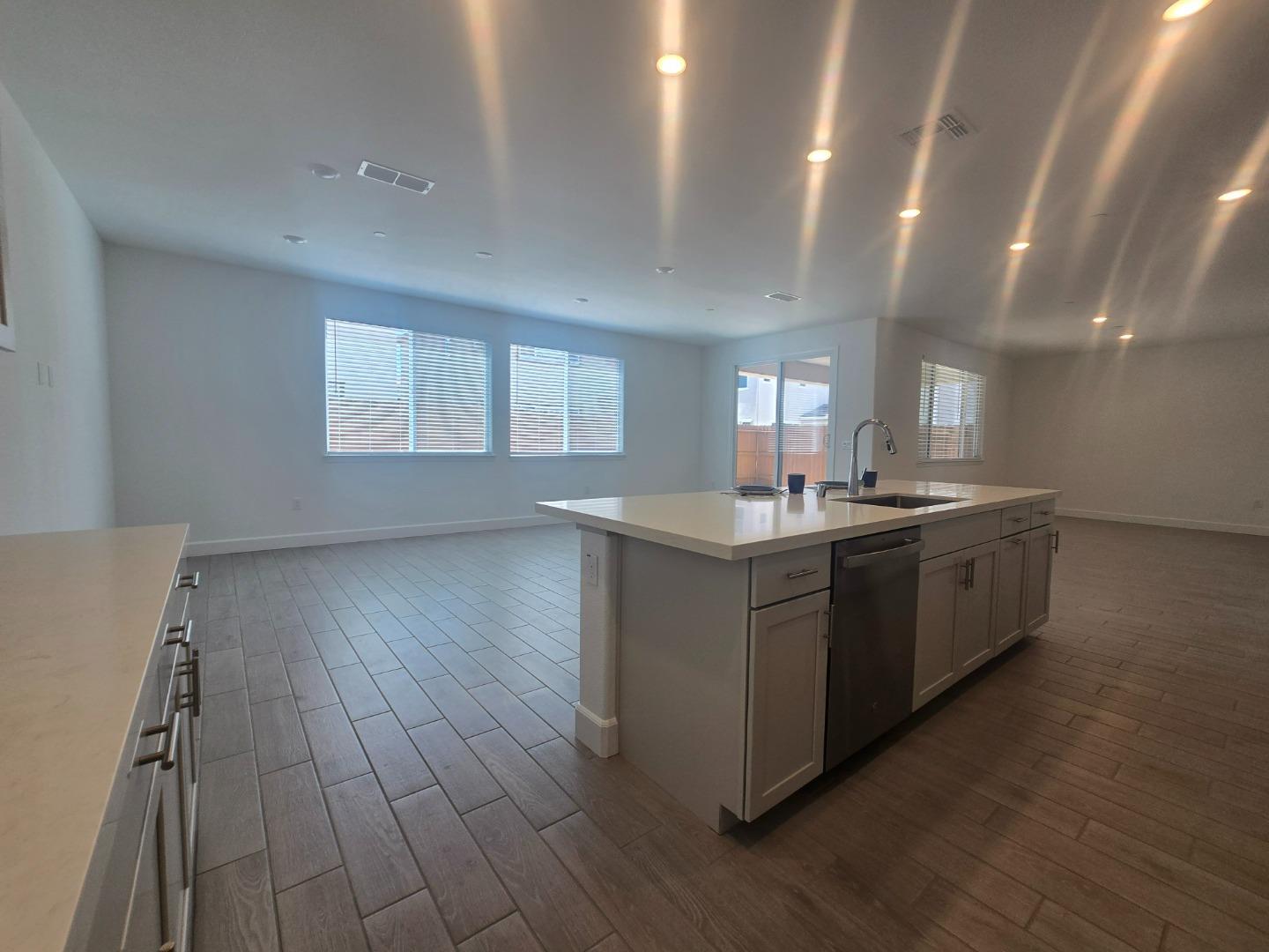 Detail Gallery Image 14 of 49 For 6056 Meru Way, Roseville,  CA 95747 - 4 Beds | 3/1 Baths