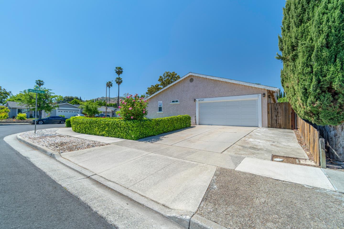 Detail Gallery Image 3 of 15 For 6797 Moselle Dr, San Jose,  CA 95119 - 5 Beds | 2/1 Baths
