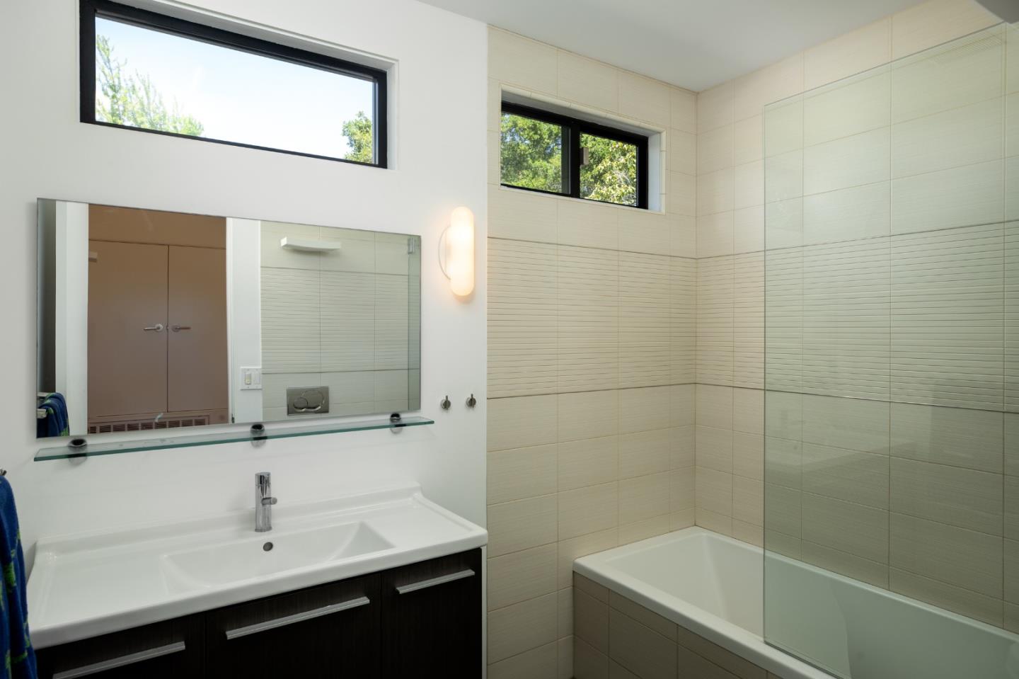 Detail Gallery Image 11 of 23 For 1409 Laurel St, Menlo Park,  CA 94025 - 4 Beds | 4 Baths