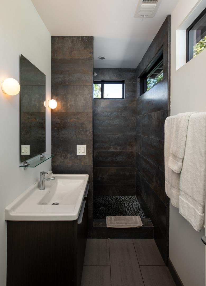 Detail Gallery Image 13 of 23 For 1409 Laurel St, Menlo Park,  CA 94025 - 4 Beds | 4 Baths