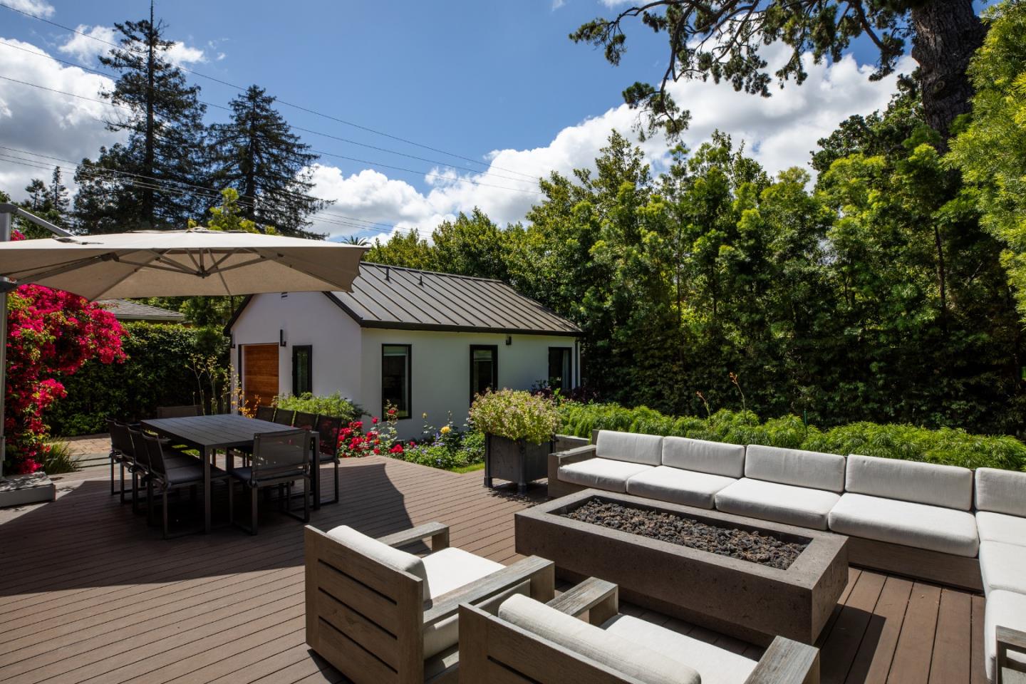 Detail Gallery Image 16 of 23 For 1409 Laurel St, Menlo Park,  CA 94025 - 4 Beds | 4 Baths