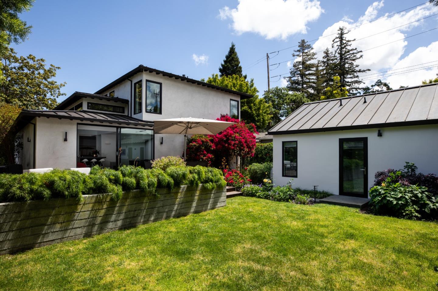 Detail Gallery Image 17 of 23 For 1409 Laurel St, Menlo Park,  CA 94025 - 4 Beds | 4 Baths