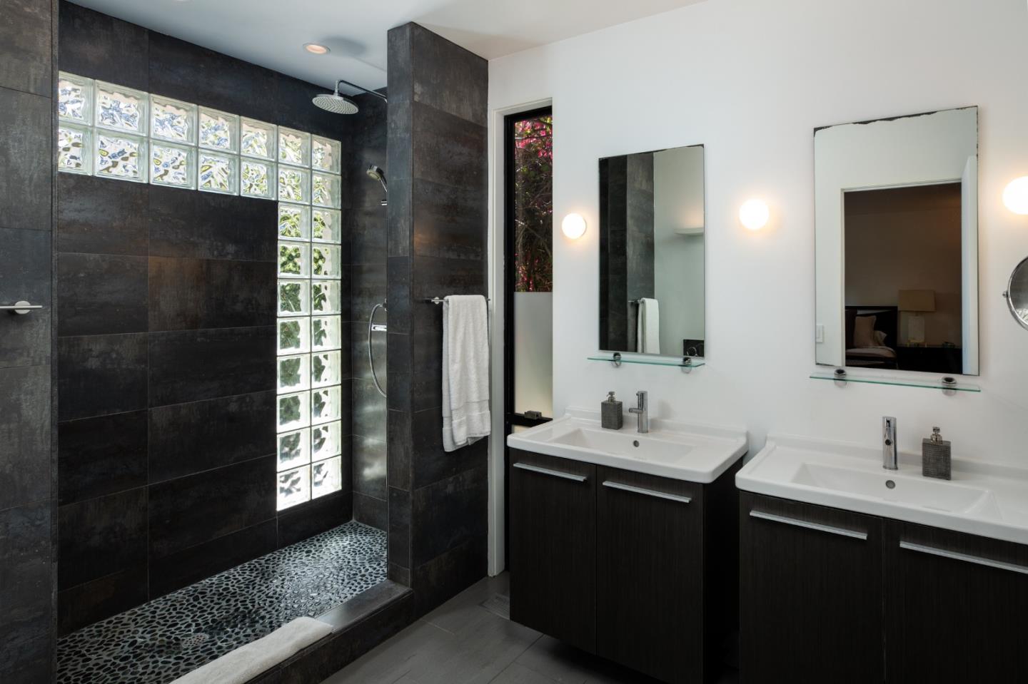 Detail Gallery Image 8 of 23 For 1409 Laurel St, Menlo Park,  CA 94025 - 4 Beds | 4 Baths