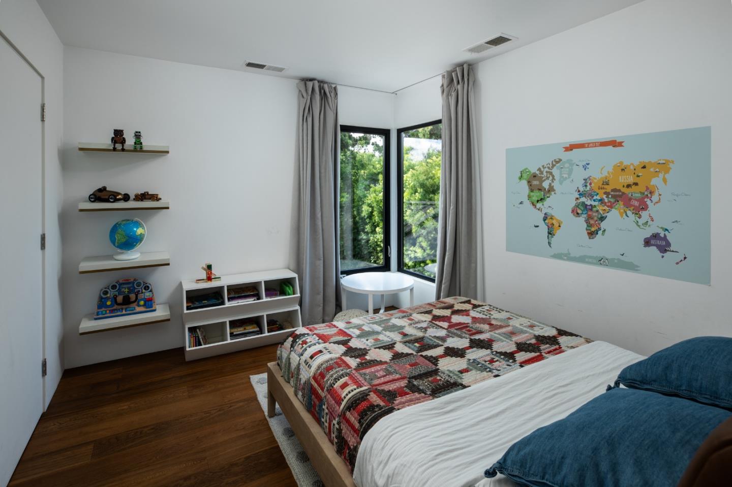 Detail Gallery Image 9 of 23 For 1409 Laurel St, Menlo Park,  CA 94025 - 4 Beds | 4 Baths