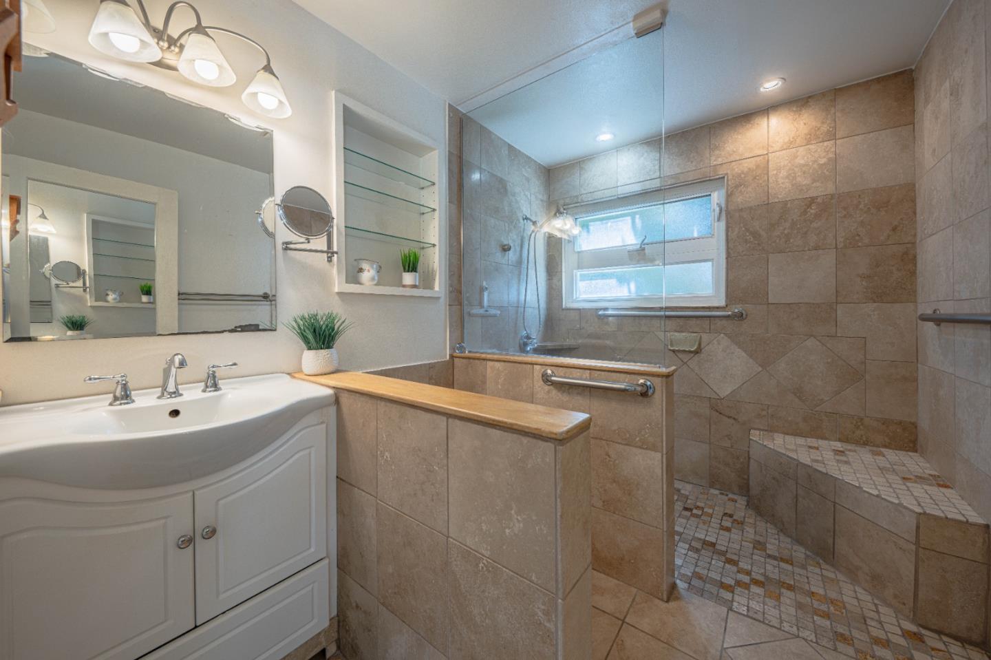 Detail Gallery Image 15 of 23 For 15615 Charter Oak Blvd, Salinas,  CA 93907 - 3 Beds | 2 Baths