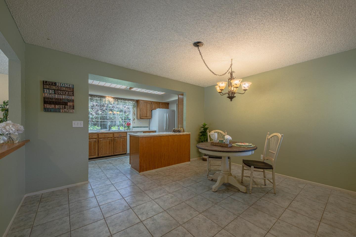 Detail Gallery Image 7 of 23 For 15615 Charter Oak Blvd, Salinas,  CA 93907 - 3 Beds | 2 Baths