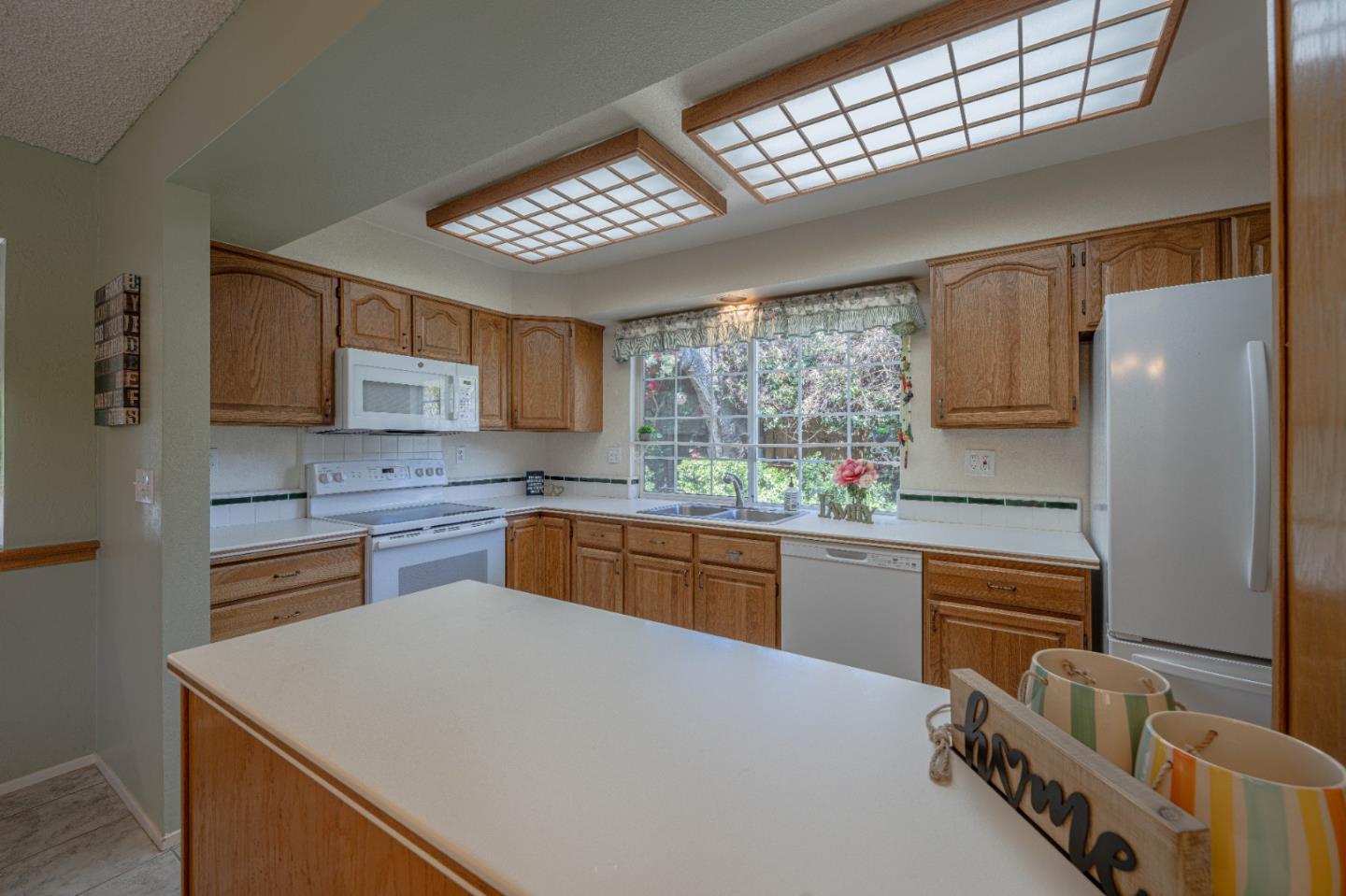 Detail Gallery Image 9 of 23 For 15615 Charter Oak Blvd, Salinas,  CA 93907 - 3 Beds | 2 Baths