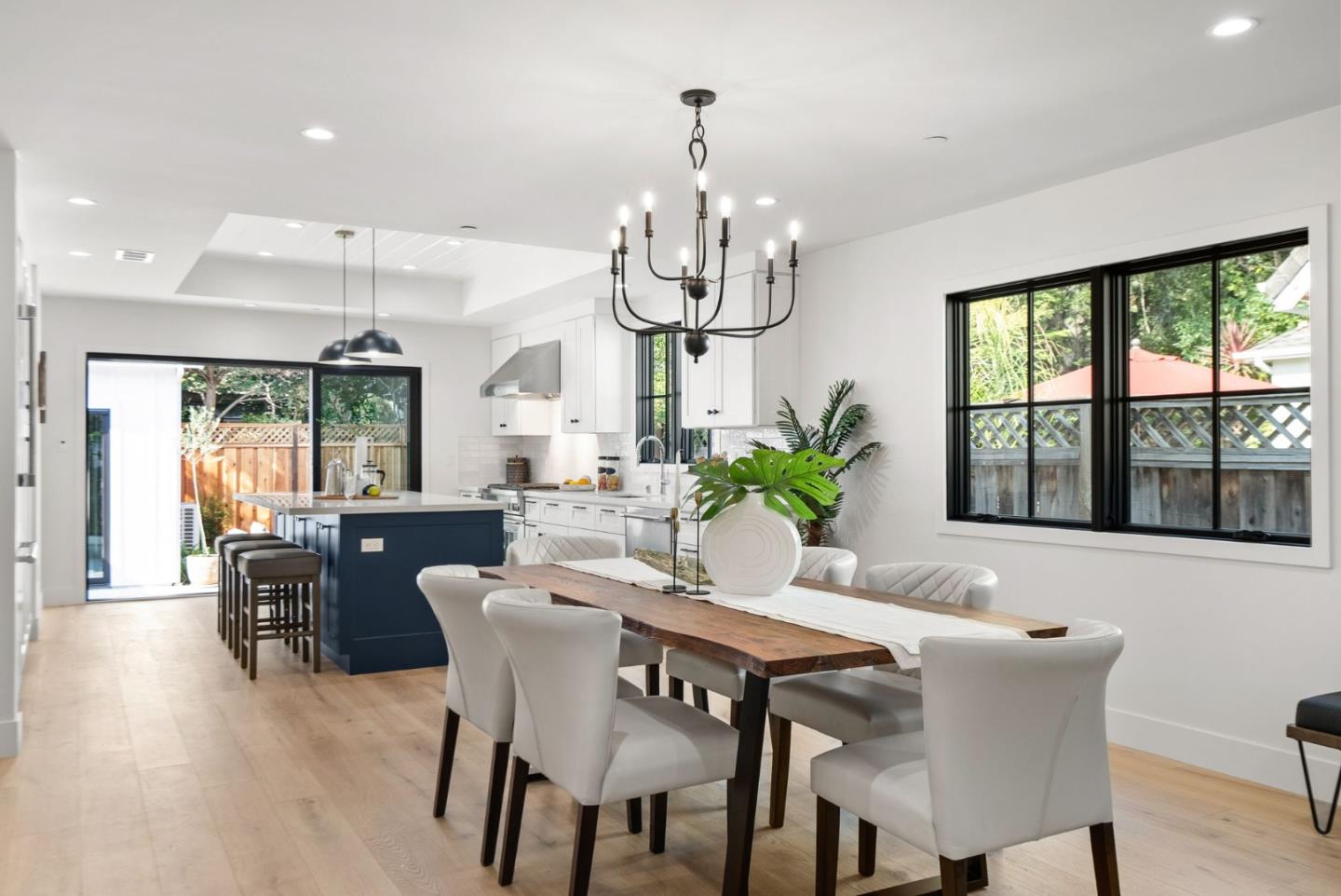 Detail Gallery Image 13 of 42 For 153 Somerset St, Redwood City,  CA 94062 - 4 Beds | 3/1 Baths