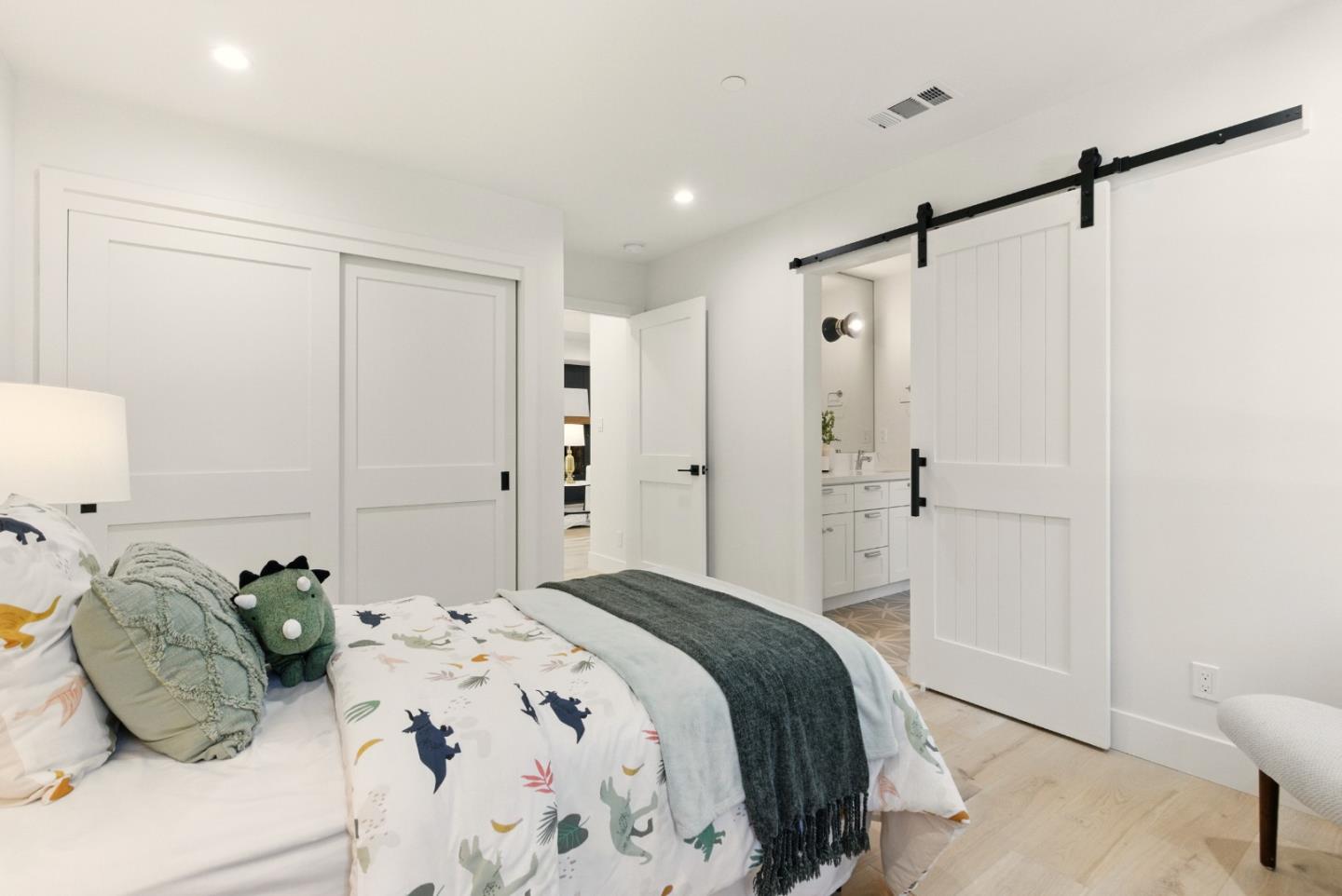 Detail Gallery Image 24 of 42 For 153 Somerset St, Redwood City,  CA 94062 - 4 Beds | 3/1 Baths
