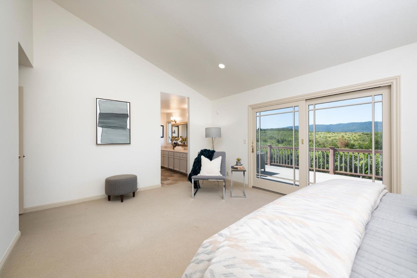 Detail Gallery Image 13 of 44 For 150 Crestview Dr, San Carlos,  CA 94070 - 4 Beds | 2/1 Baths