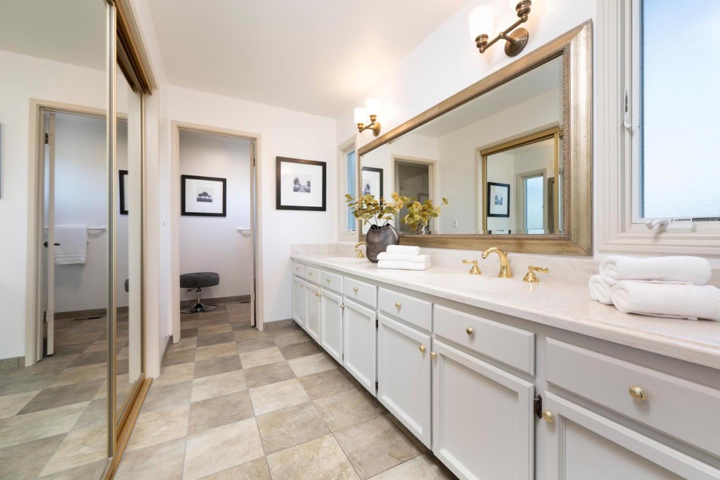 Detail Gallery Image 14 of 44 For 150 Crestview Dr, San Carlos,  CA 94070 - 4 Beds | 2/1 Baths