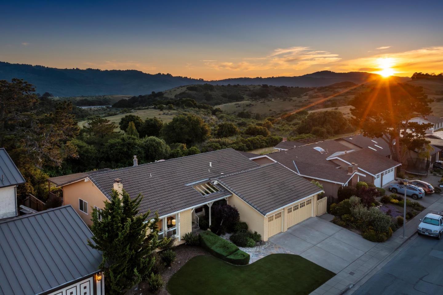 Detail Gallery Image 2 of 44 For 150 Crestview Dr, San Carlos,  CA 94070 - 4 Beds | 2/1 Baths