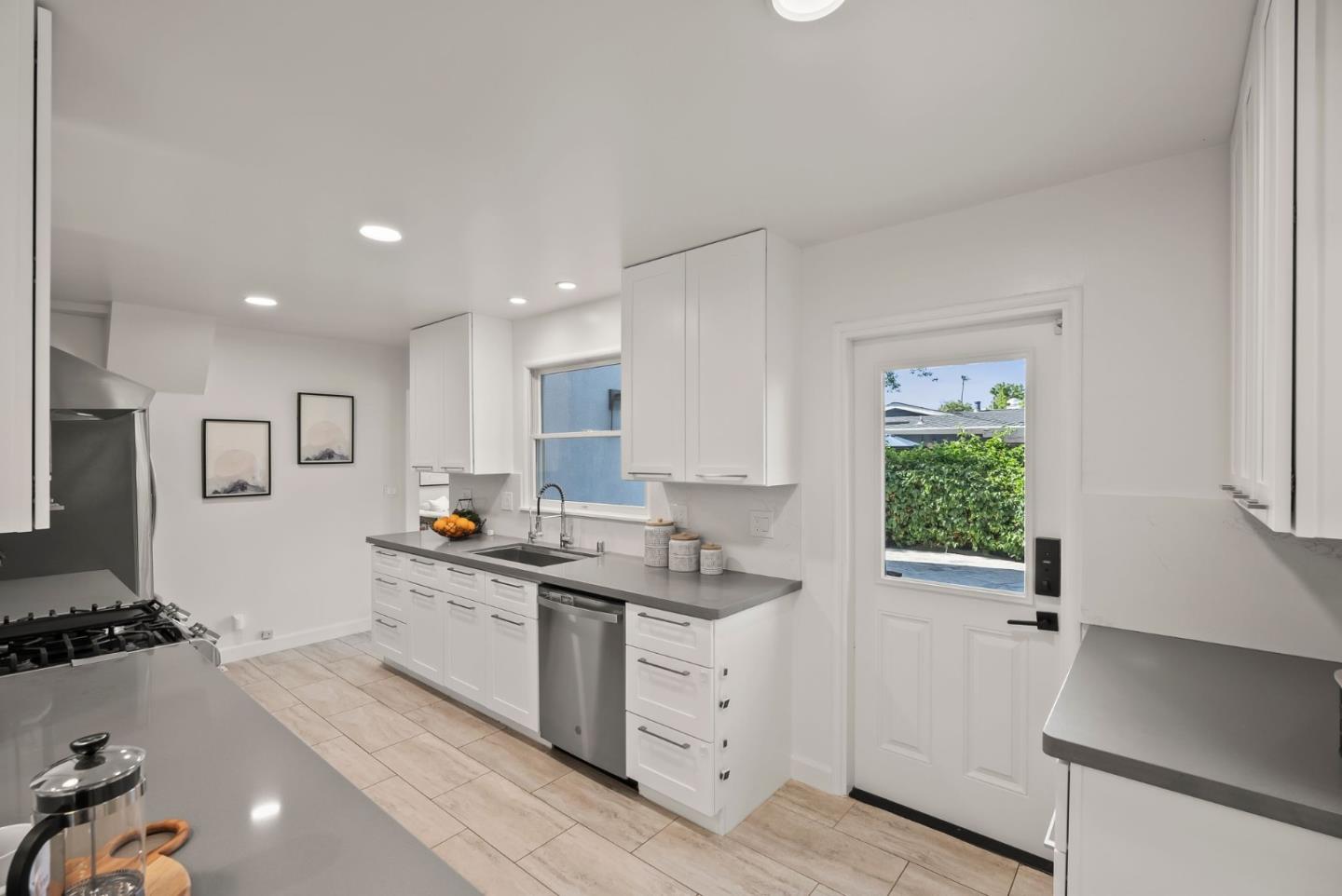 Detail Gallery Image 12 of 47 For 1465 Bonita Ave, Mountain View,  CA 94040 - 4 Beds | 2 Baths