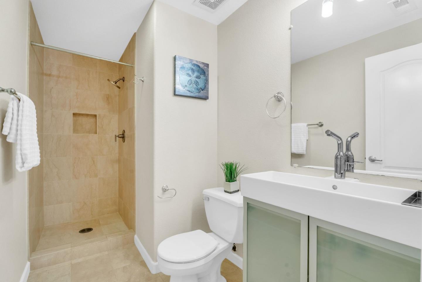 Detail Gallery Image 13 of 52 For 700 Mesa Cir, Hayward,  CA 94541 - 3 Beds | 3 Baths