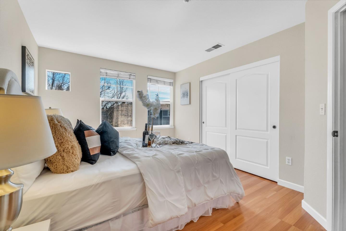 Detail Gallery Image 15 of 52 For 700 Mesa Cir, Hayward,  CA 94541 - 3 Beds | 3 Baths