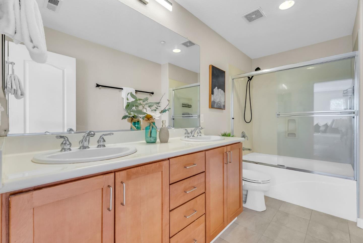Detail Gallery Image 23 of 52 For 700 Mesa Cir, Hayward,  CA 94541 - 3 Beds | 3 Baths