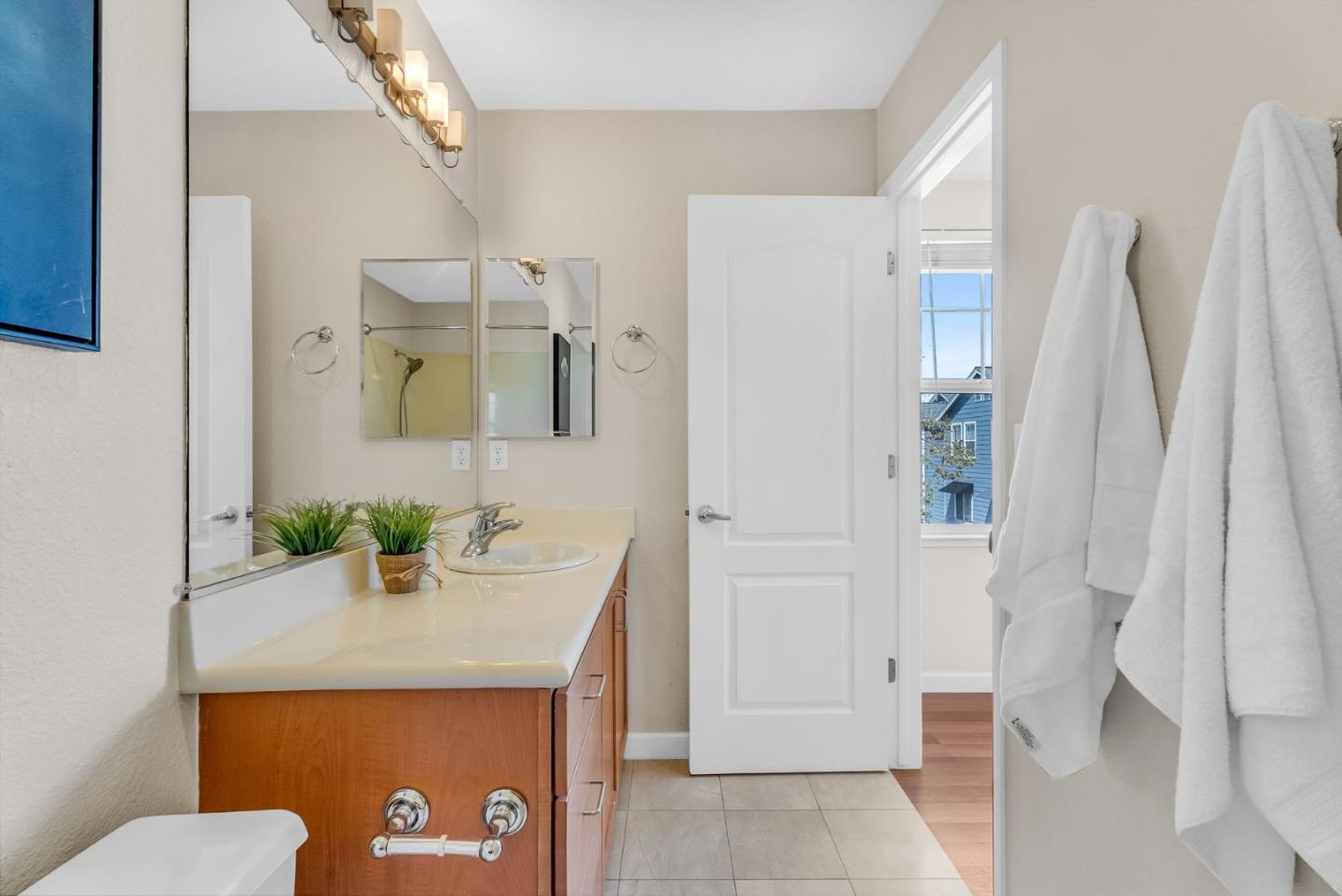 Detail Gallery Image 26 of 52 For 700 Mesa Cir, Hayward,  CA 94541 - 3 Beds | 3 Baths