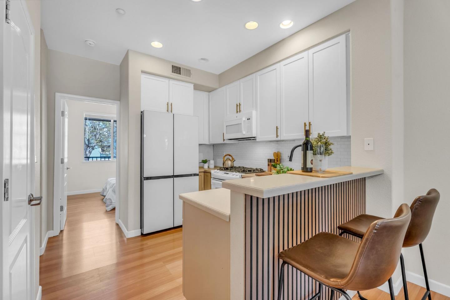Detail Gallery Image 9 of 52 For 700 Mesa Cir, Hayward,  CA 94541 - 3 Beds | 3 Baths