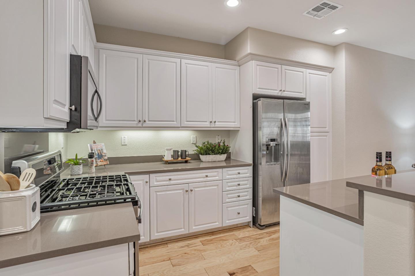 Detail Gallery Image 4 of 41 For 1135 Genco Ter, San Jose,  CA 95133 - 3 Beds | 3/1 Baths