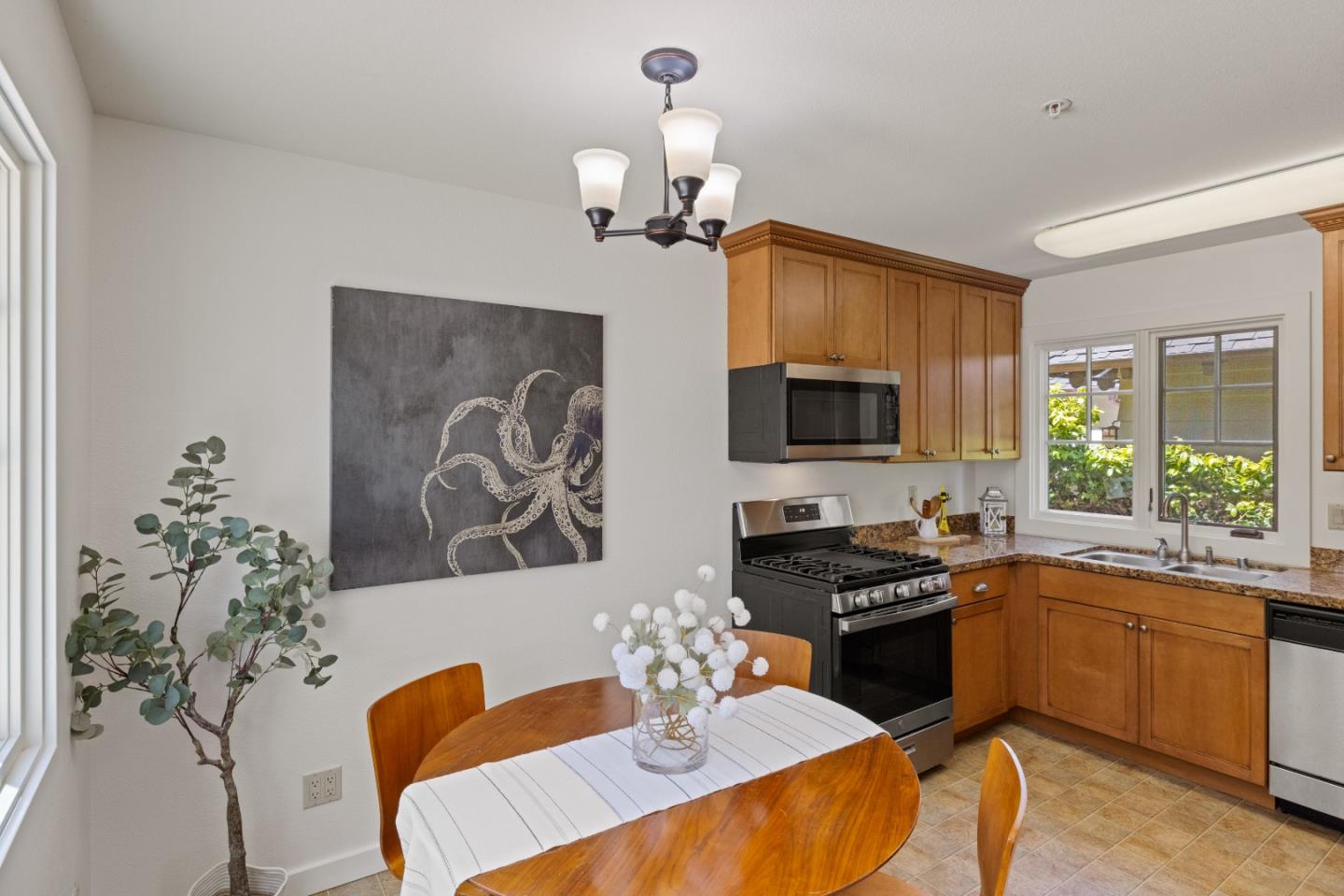 Detail Gallery Image 7 of 23 For 180 Central Ave, Pacific Grove,  CA 93950 - 2 Beds | 2 Baths