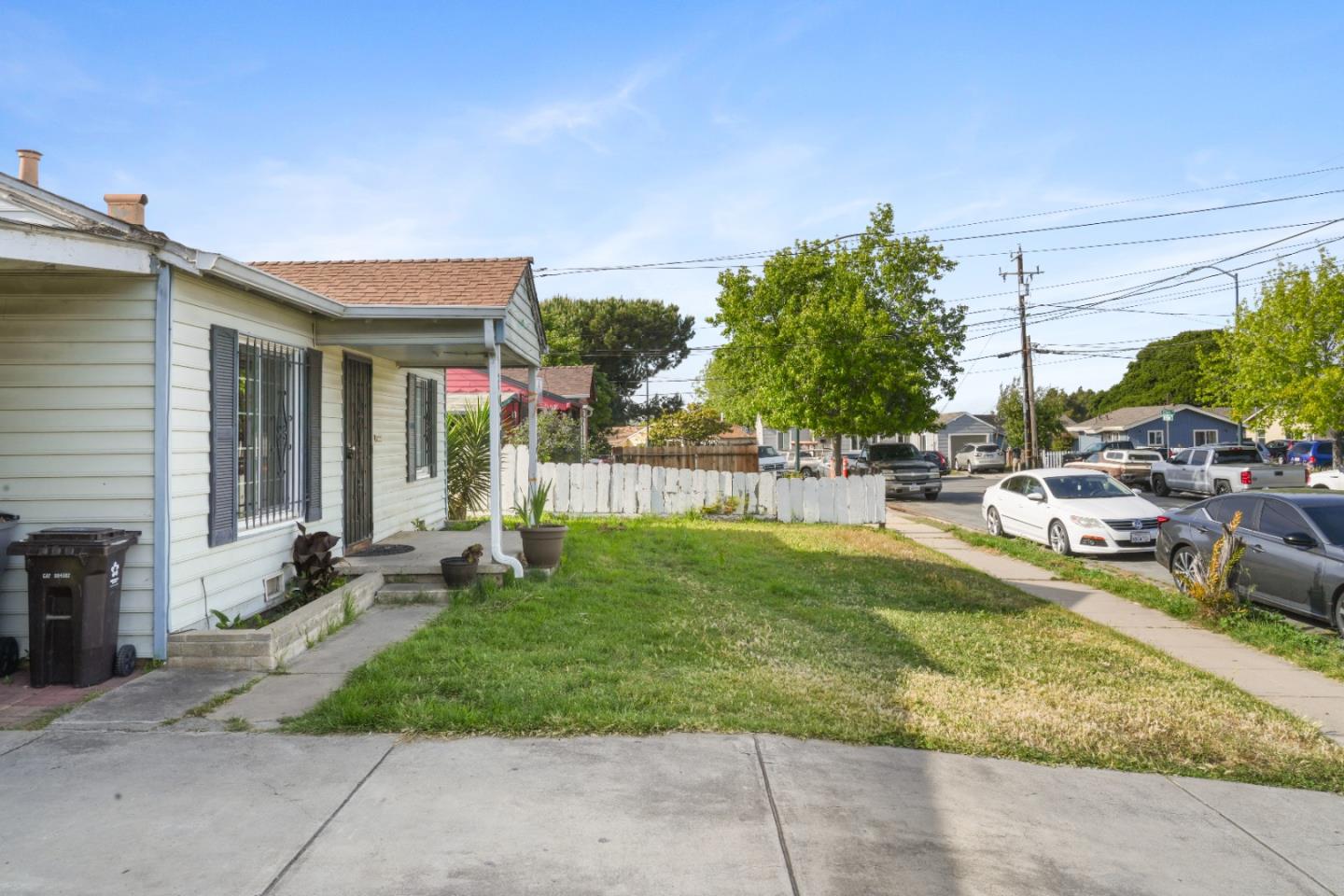 Detail Gallery Image 3 of 32 For 129 N Filice St, Salinas,  CA 93905 - 2 Beds | 1 Baths
