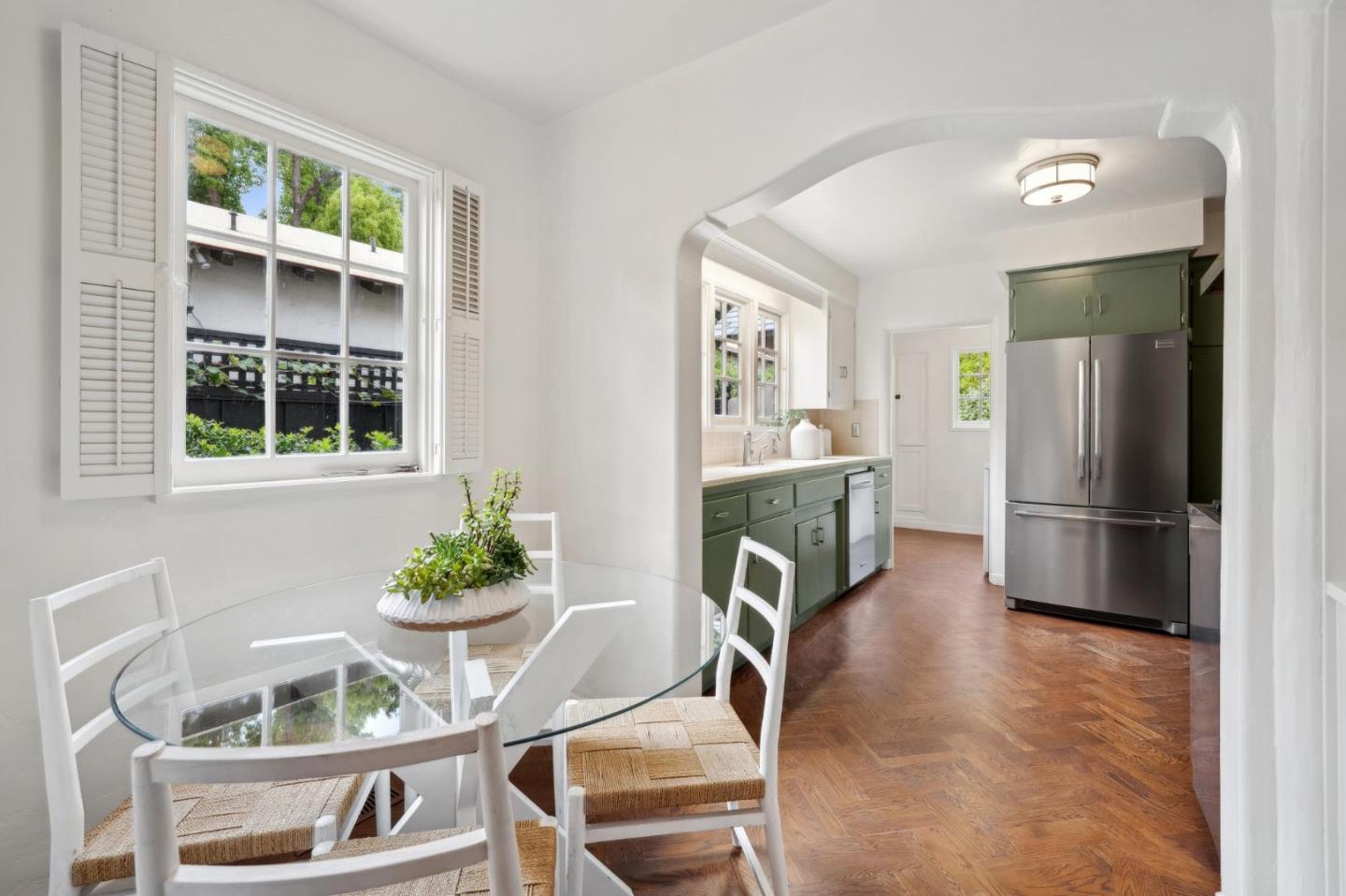 Detail Gallery Image 16 of 66 For 1875 Middlefield Rd, Palo Alto,  CA 94301 - 4 Beds | 3 Baths