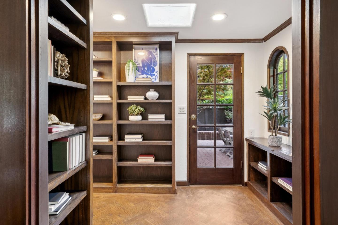 Detail Gallery Image 24 of 66 For 1875 Middlefield Rd, Palo Alto,  CA 94301 - 4 Beds | 3 Baths