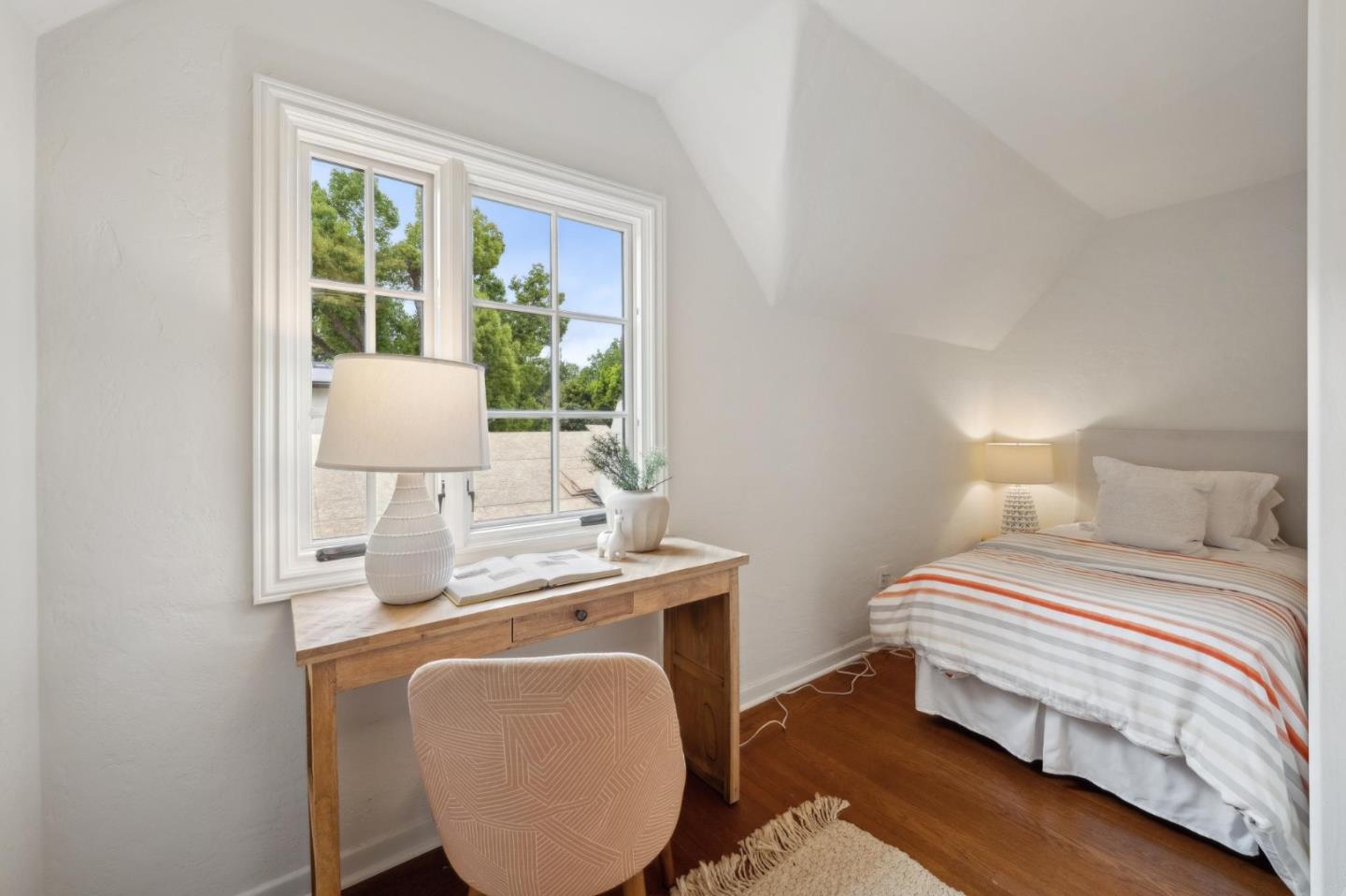 Detail Gallery Image 35 of 66 For 1875 Middlefield Rd, Palo Alto,  CA 94301 - 4 Beds | 3 Baths