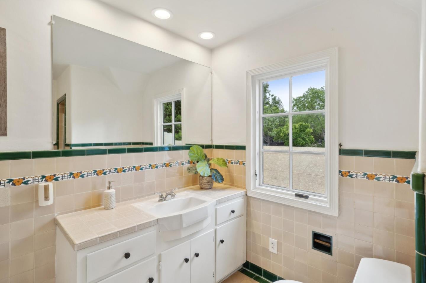 Detail Gallery Image 41 of 66 For 1875 Middlefield Rd, Palo Alto,  CA 94301 - 4 Beds | 3 Baths