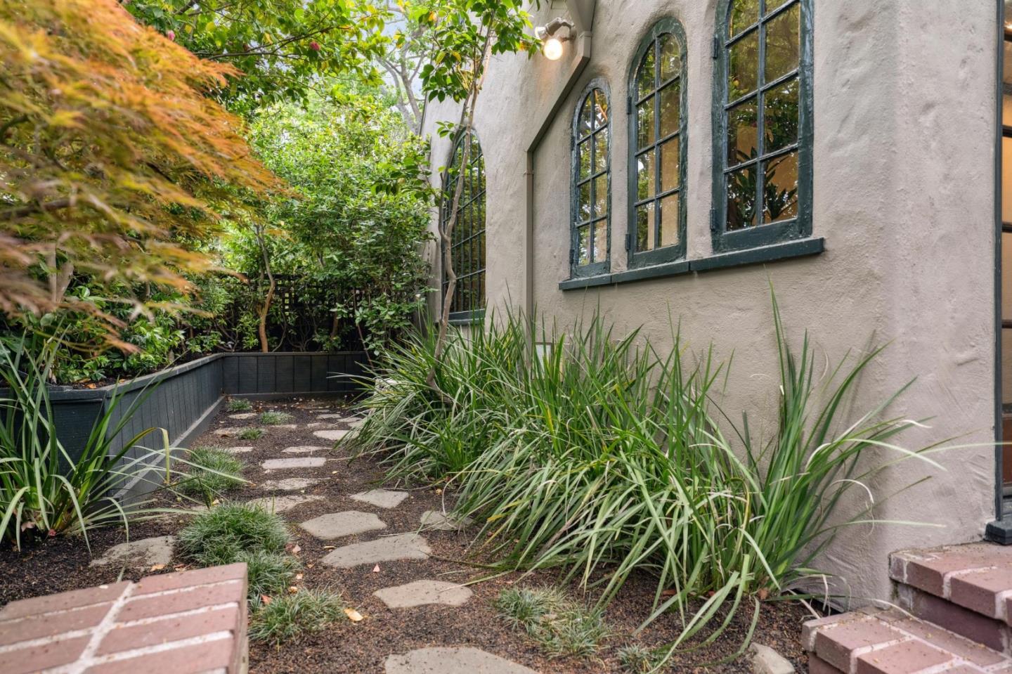 Detail Gallery Image 54 of 66 For 1875 Middlefield Rd, Palo Alto,  CA 94301 - 4 Beds | 3 Baths