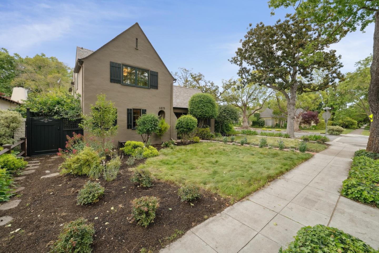Detail Gallery Image 60 of 66 For 1875 Middlefield Rd, Palo Alto,  CA 94301 - 4 Beds | 3 Baths