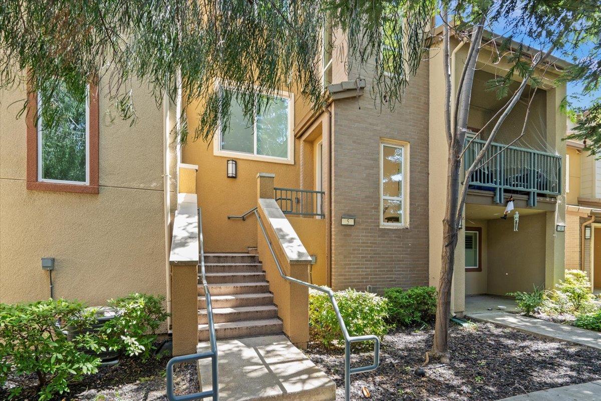 Detail Gallery Image 2 of 30 For 2415 Stearman Ct #5,  San Jose,  CA 95132 - 2 Beds | 2 Baths