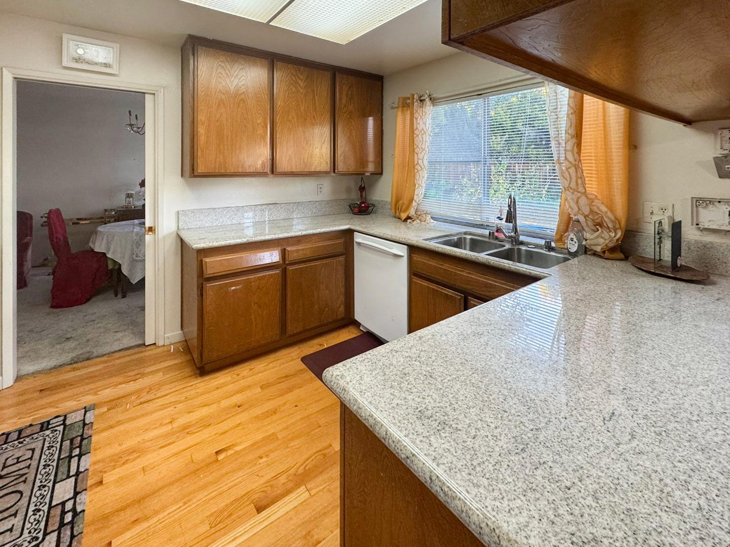 Detail Gallery Image 4 of 13 For 2043 Shellback Pl, San Jose,  CA 95133 - 5 Beds | 2/1 Baths