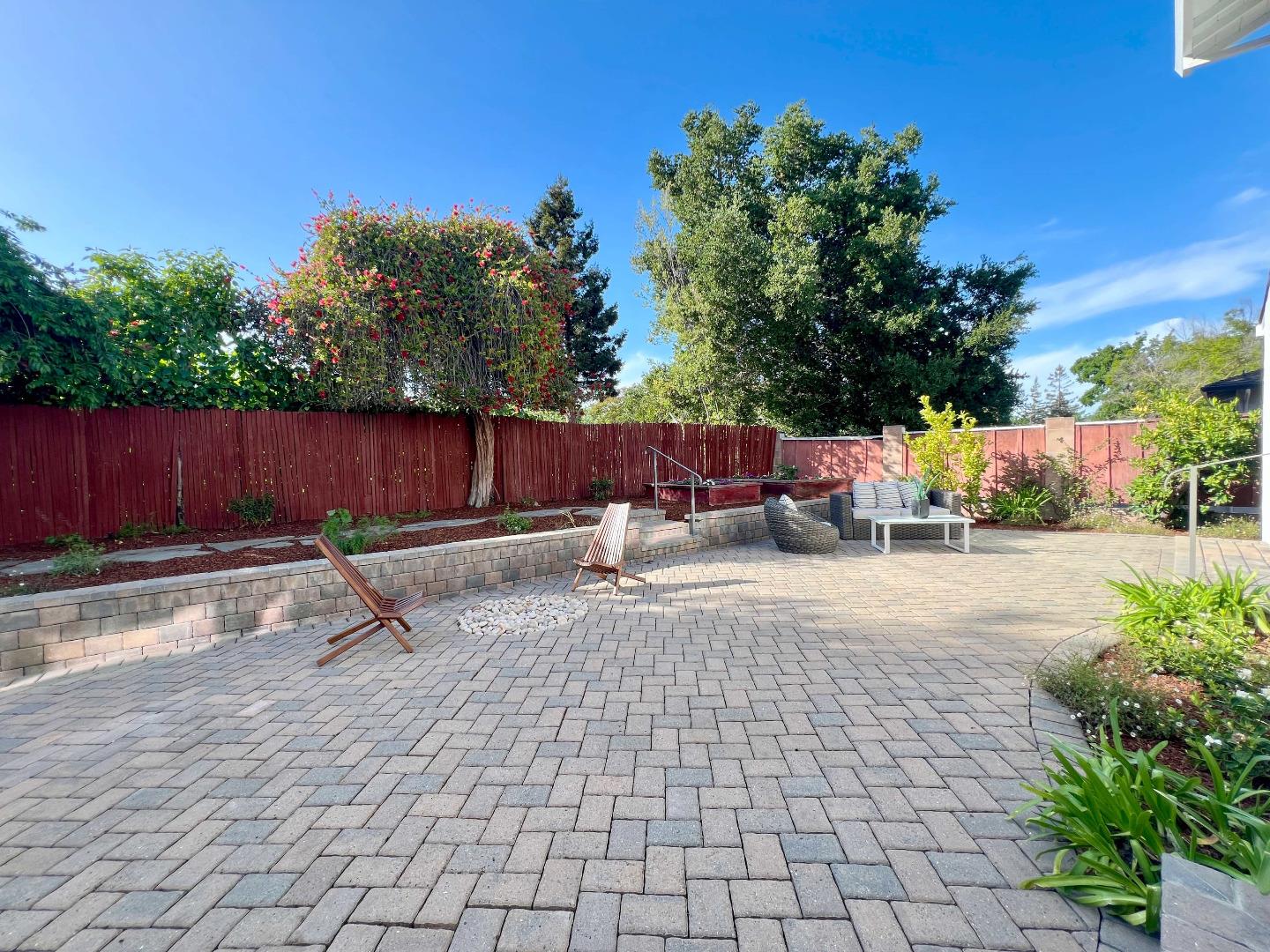 Detail Gallery Image 23 of 24 For 665 Towle Way, Palo Alto,  CA 94306 - 5 Beds | 2/1 Baths