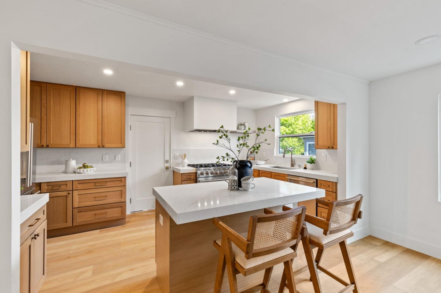 Detail Gallery Image 10 of 27 For 308 Cedar St, San Carlos,  CA 94070 - 4 Beds | 2 Baths