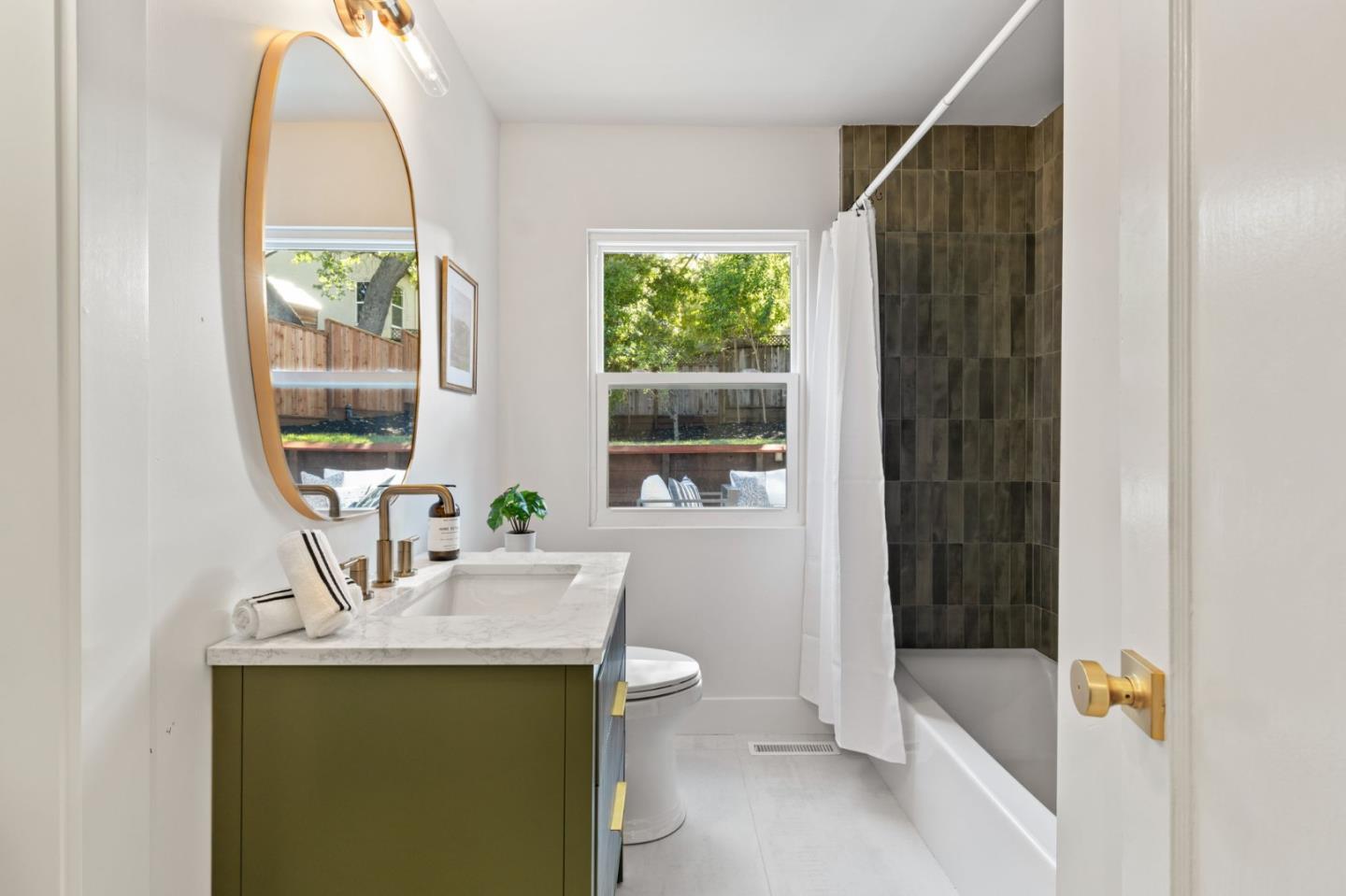 Detail Gallery Image 15 of 27 For 308 Cedar St, San Carlos,  CA 94070 - 4 Beds | 2 Baths