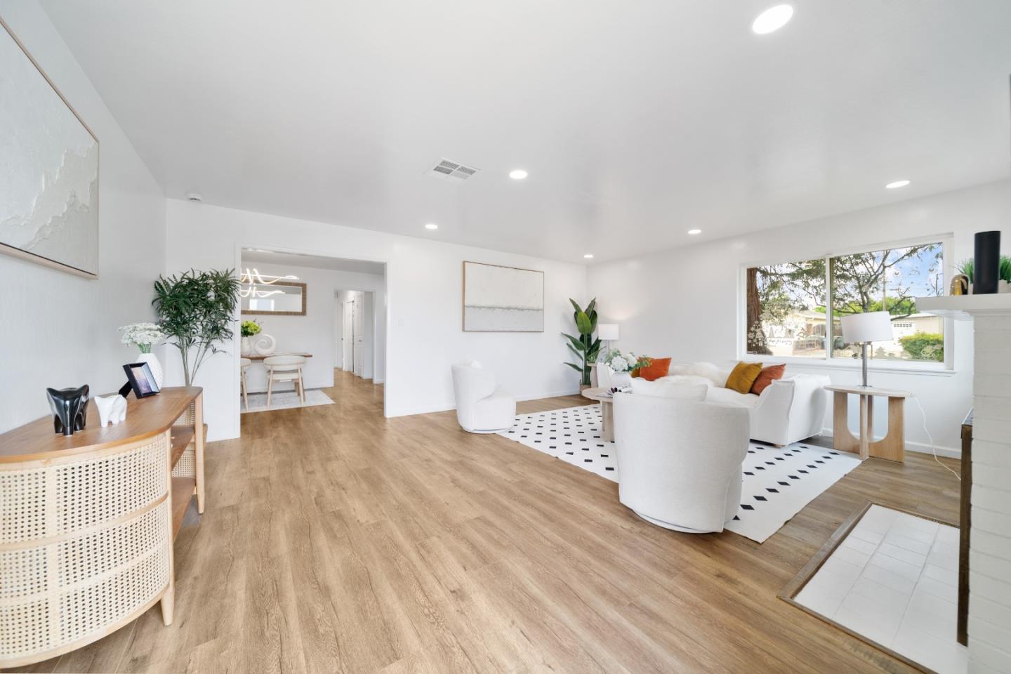 Detail Gallery Image 4 of 44 For 202 E Hemlock Ave, Sunnyvale,  CA 94085 - 3 Beds | 2 Baths