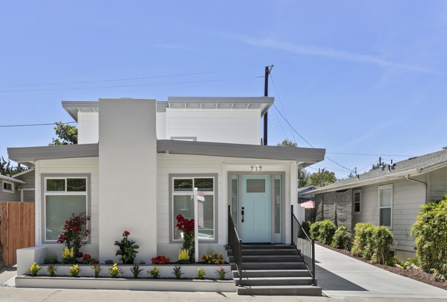 Detail Gallery Image 3 of 27 For 717 Bay Ave, Capitola,  CA 95010 - 3 Beds | 2 Baths