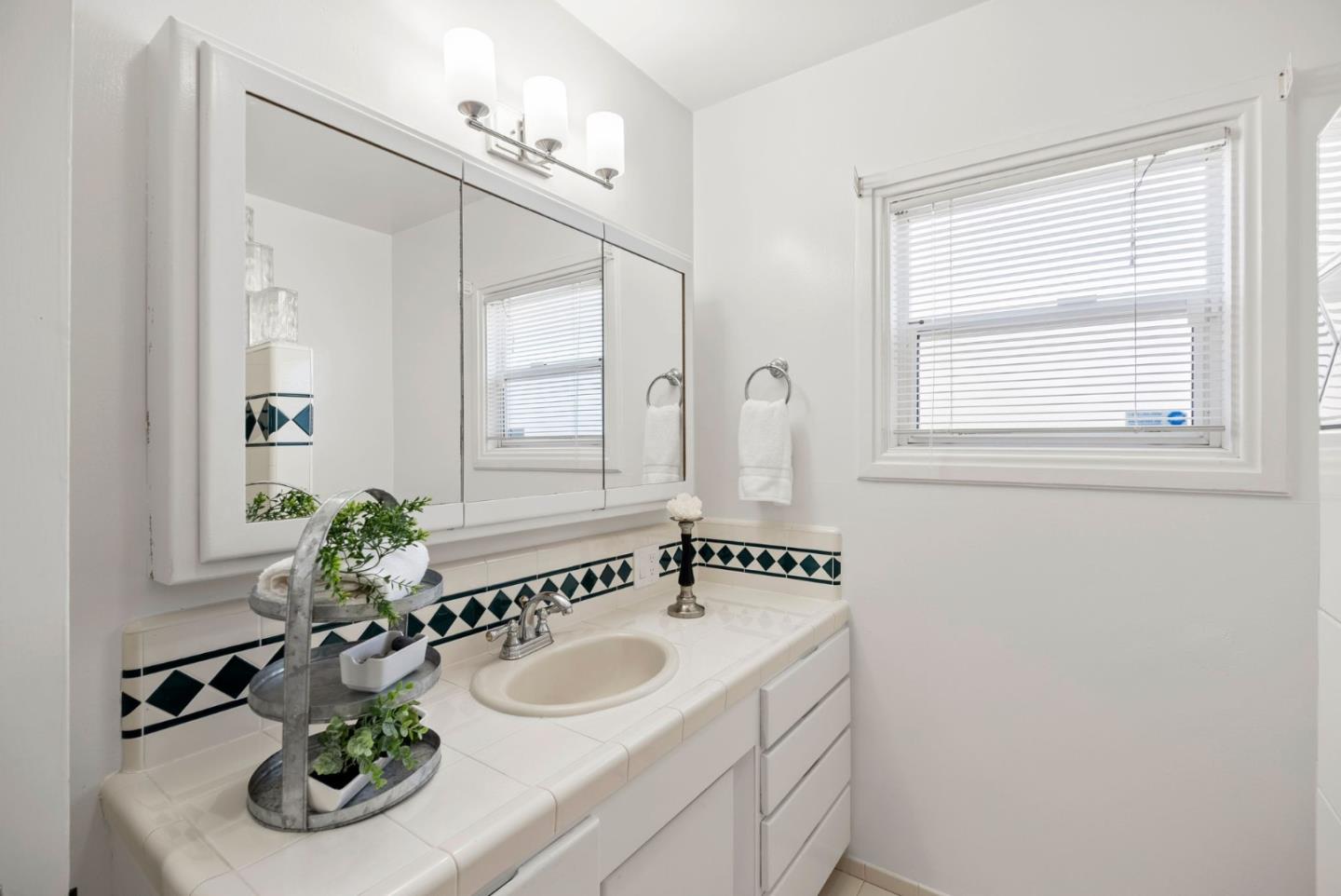 Detail Gallery Image 8 of 10 For 22 Roosevelt St, Watsonville,  CA 95076 - 3 Beds | 1 Baths