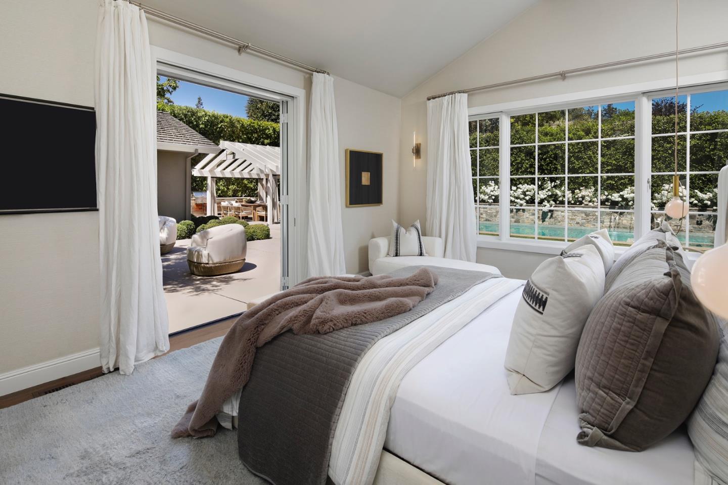 Detail Gallery Image 10 of 28 For 1661 University Ave, Palo Alto,  CA 94301 - 4 Beds | 4/2 Baths