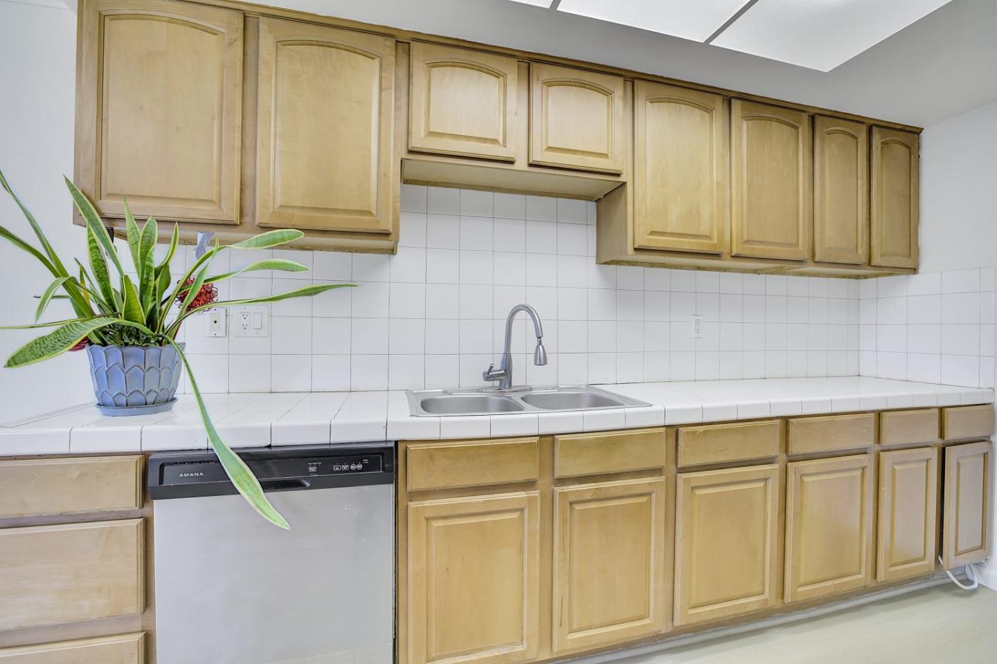 Detail Gallery Image 7 of 29 For 559 Groth Pl, San Jose,  CA 95111 - 3 Beds | 1 Baths